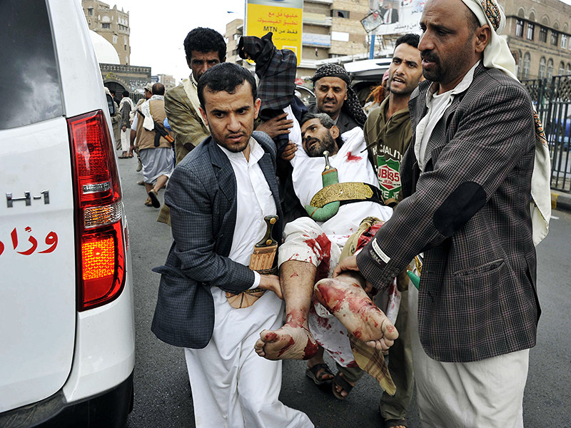 В Йемене в северной провинции Сана более 30 мирных жителей, в том числе женщины и дети, погибли в результате авиаудара возглавляемой Саудовской Аравией коалиции по деревне Эль-Азари близ города Нахм