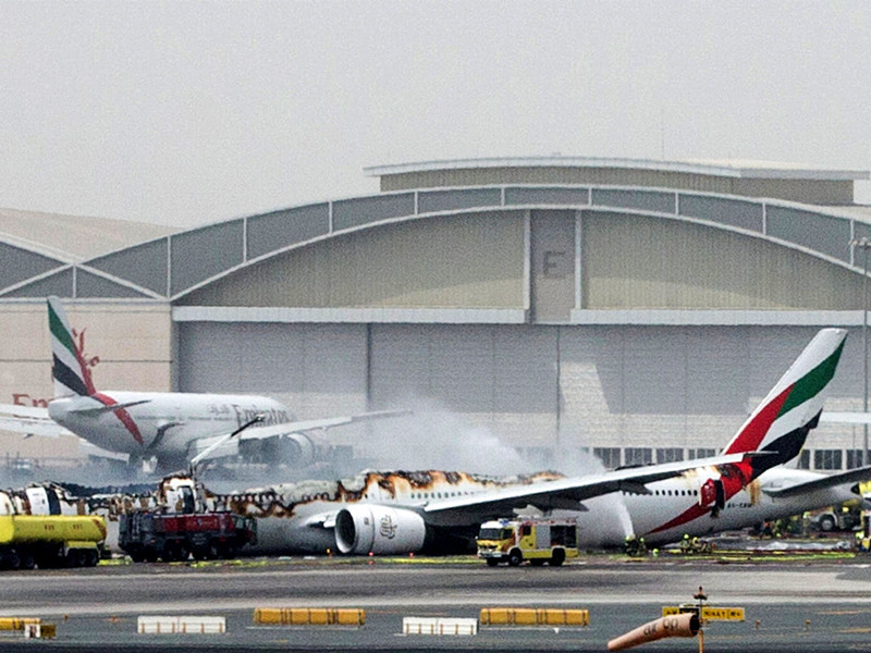 Жертвой возгорания самолета Boeing 777-300 авиакомпании Emirates Airlines в международном аэропорту Дубая стал один человек - сотрудник пожарной службы