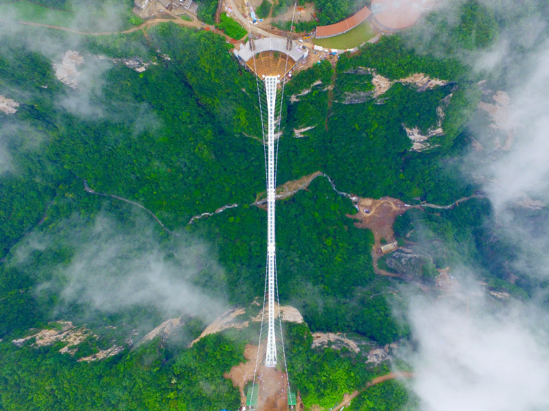 В Национальном лесном парке Чжанцзяцзе в провинции Хунань, где не так давно открылся самый высокий и самый длинный стеклянный мост в мире, молодожены решили устроить необычную фотоссесию