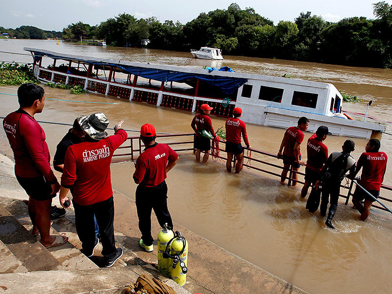 Количество жертв катастрофы с речным судном в провинции Таиланда Аюттхайя растет. Как сообщает газета Bangkok Post со ссылкой на губернатора региона Праюна Раттанасени, к настоящему моменту известно о 15 погибших, 10 человек считаются пропавшими без вести