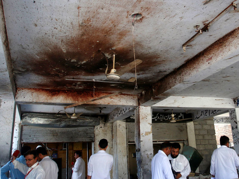 В пакистанском городе Мардан произошел теракт. Террорист-смертник атаковал здание местного суда, бросив внутрь несколько гранат и взорвав пояс с самодельной бомбой