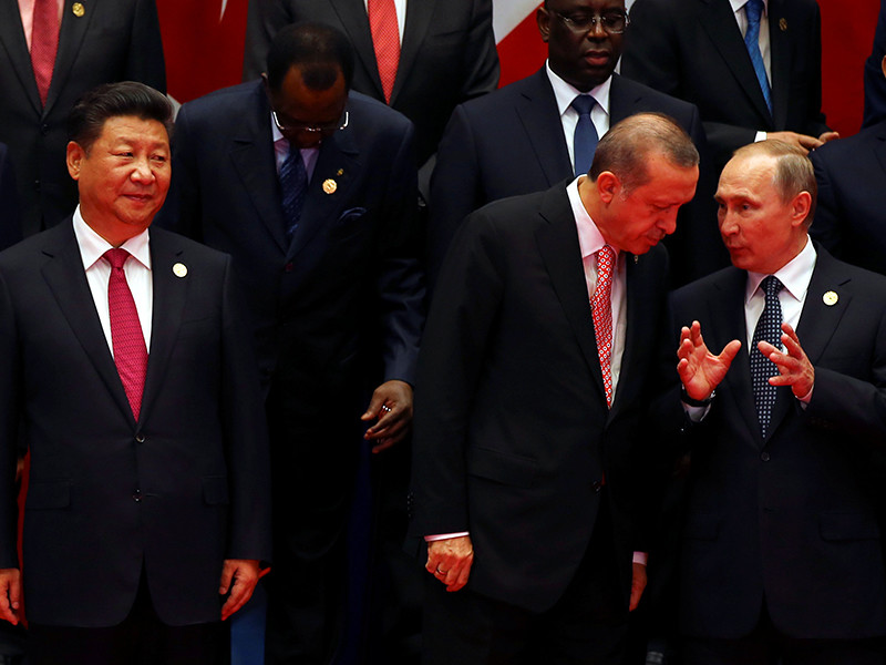 В китайском Ханчжоу официально открылся саммит "большой двадцатки". В воскресенье утром началось рабочее заседание, а агентства сообщают детали о церемонии фотографирования: Путин что-то активно обсуждал с Эрдоганом