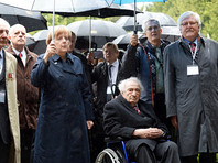 Маннхаймер сопровождал Меркель во время посещения мемориала на месте нацистского лагеря Дахау. Меркель стала первым канцлером, посетившим это место