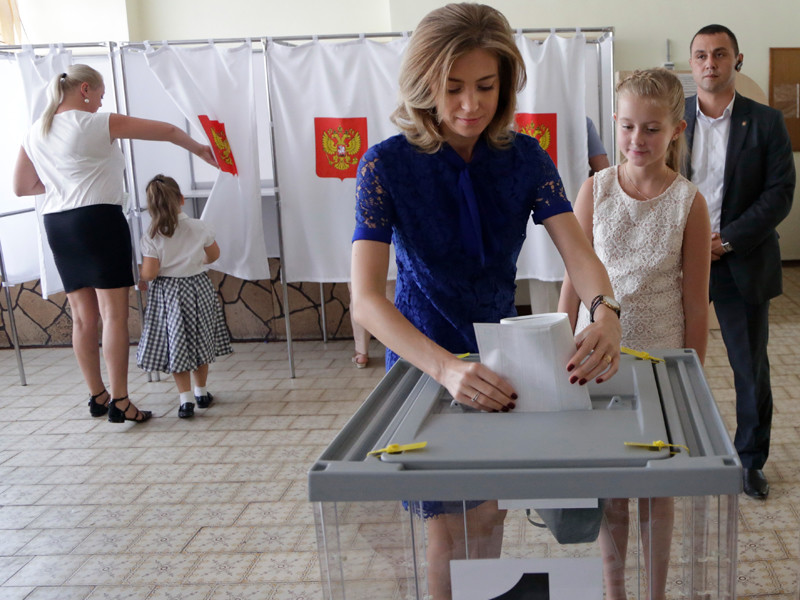 Наталья Поклонская с дочерью Анастасией в единый день голосования на избирательном участке в Симферополе