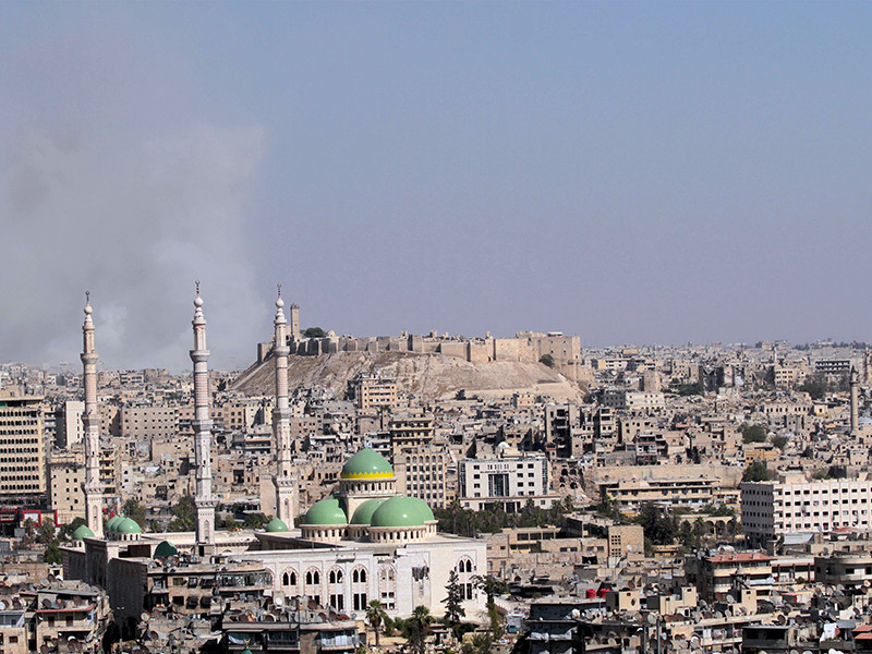 Военные самолеты ранним в пятницу, 23 сентября, нанесли удары по восточным территориям сирийского города Алеппо, находящимся под контролем повстанцев. По данным очевидцев, бомбардировки позиций противников президента Сирии Башара Асада продолжаются уже второй день