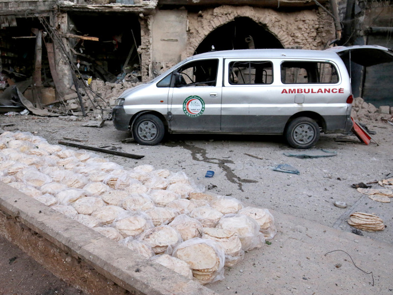 В результате обстрелов Алеппо пострадали две больницы и погибли стоявшие за хлебом люди