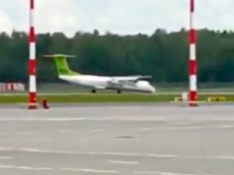 В аэропорту Риги экстренно сел лайнер без переднего шасси