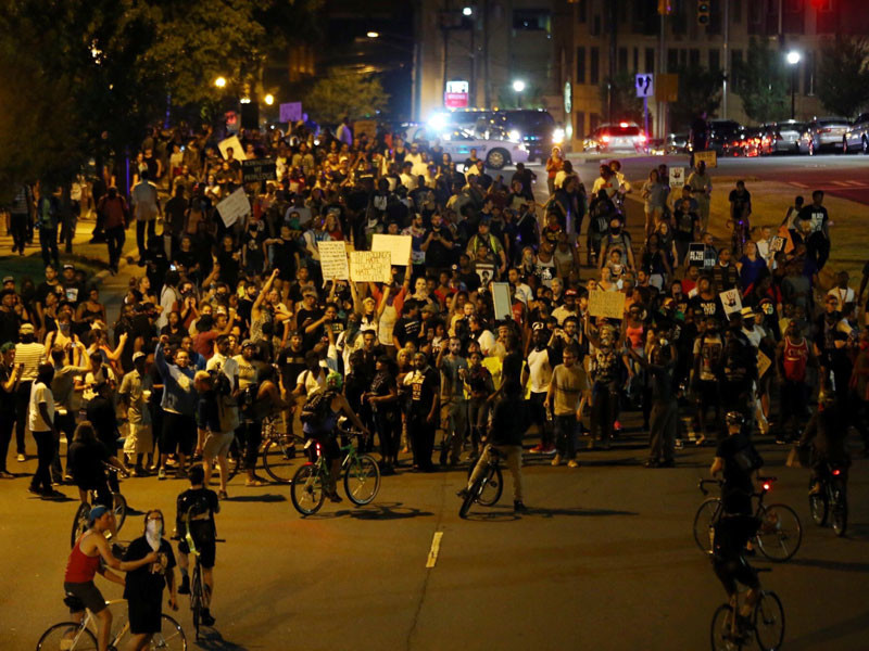 Протесты в Шарлотте продолжились после обнародования полицией видео убийства афроамериканца