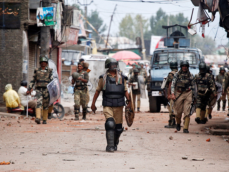 По меньшей мере 17 военнослужащих погибли в результате нападения боевиков на военный лагерь в индийском штате Джамму и Кашмир у границы с Пакистаном