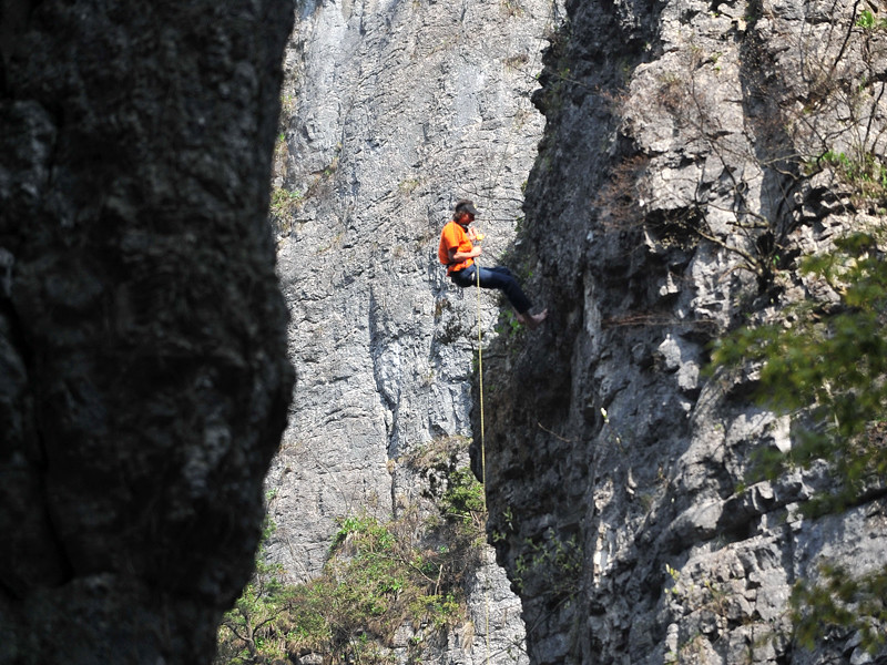 Китайская альпинистка нарисовала портрет возлюбленного на скале высотой 218 метров