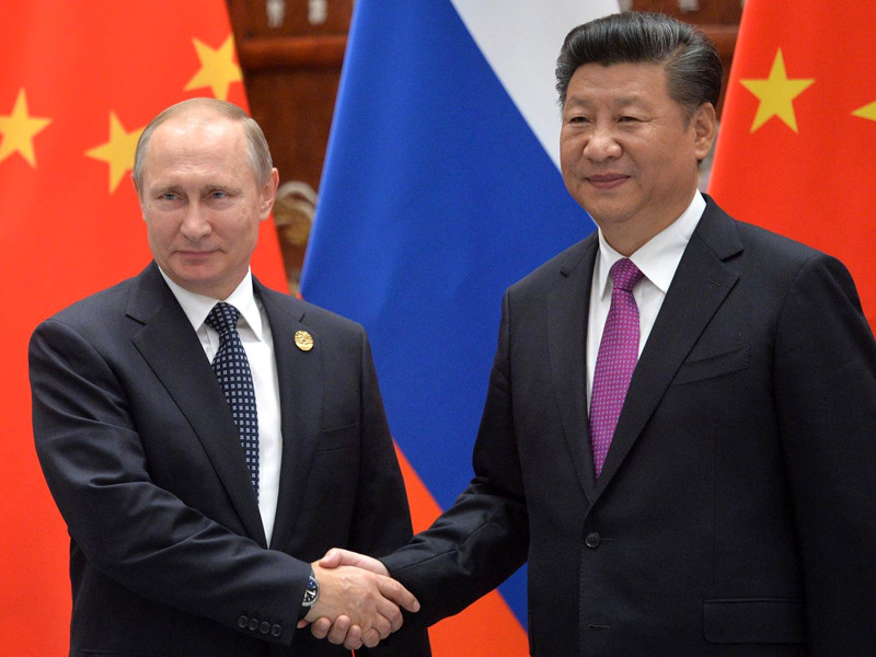 Президент России Владимир Путин в рамках саммита G20 в Ханчжоу встретился с председателем Китая Си Цзиньпином и вручил ему в подарок коробку российского мороженого