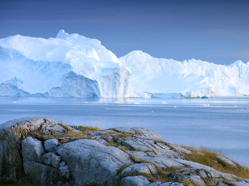 Самое раннее свидетельство жизни на Земле (следы жизнедеятельности микробов) обнаружено в Гренландии, в горных породах, возраст которых составляет 3,7 млрд лет