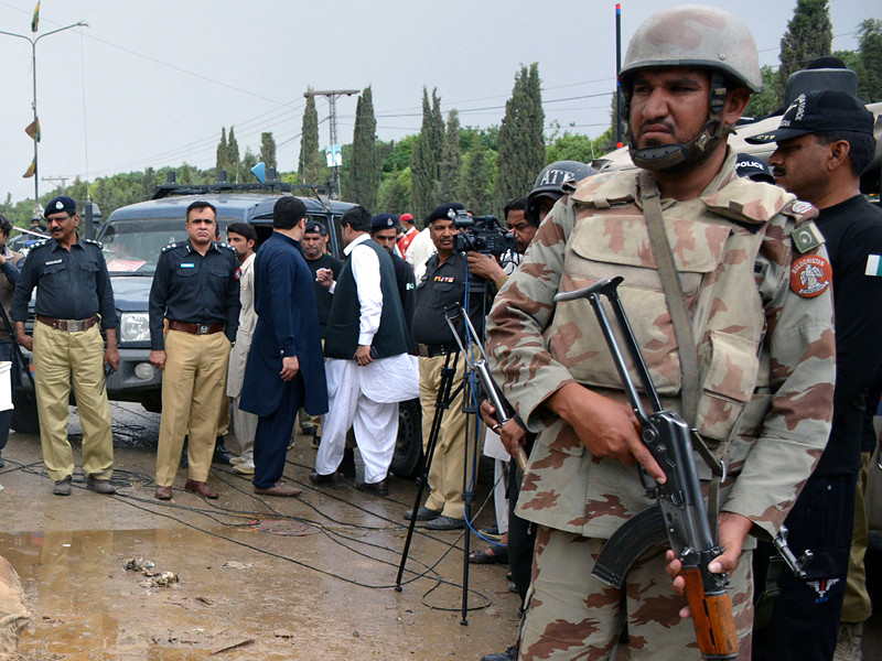В Пакистане террорист-смертник взорвал себя во время пятничной молитвы в Мечети в деревне Амбар в округе Моманд