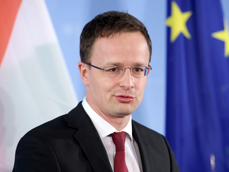 Глава МИД Венгрии Петер Сиярто, комментируя призыв министра иностранных дел Люксембурга Жана Ассельборна исключить Венгрию из Евросоюза, назвал своего люксембургского коллегу легкомысленным нигилистом, на заявления которого можно не обращать внимания