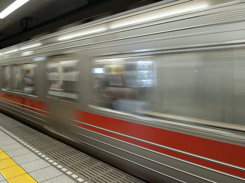 В Токио несколько пассажиров метро, находясь на железнодорожной станции Такаданобаба, пожаловались на боль в горле и кашель