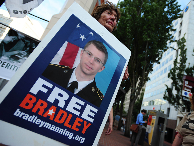 Американский военнослужащий-трансгендер Брэдли Мэннинг обвинил власти США в издевательстве и объявил голодовку