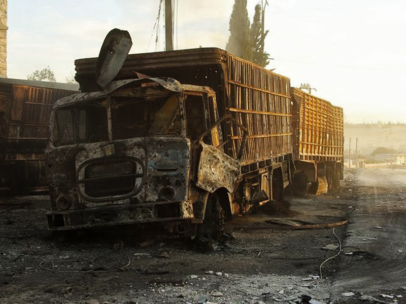 Международная экспертно-журналистская группа Bellingcat опубликовала на своем сайте анализ фотографий, сделанных после удара по гуманитарному конвою ООН в Сирии 19 сентября, когда погибли не менее 20 человек и сгорело около двух десятков грузовиков