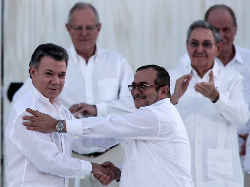 Президент Колумбии Хуан Мануэль Сантос и глава группировки "Революционные вооруженные силы Колумбии" (РВСК, или FARC) Родриго Лондоньо Эчеверри, более известный как Тимолеон Хименес или Тимошенко