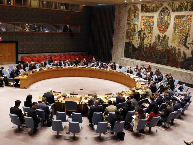 Делегации Великобритании, США и Франции устроили демарш на заседании Совета Безопасности ООН, покинув зал во время выступления постоянного представителя Сирии Башара Джаафари. Постпреды трех стран, инициировавших экстренную встречу СБ, встали с мест, как только дипломат начал свою речь