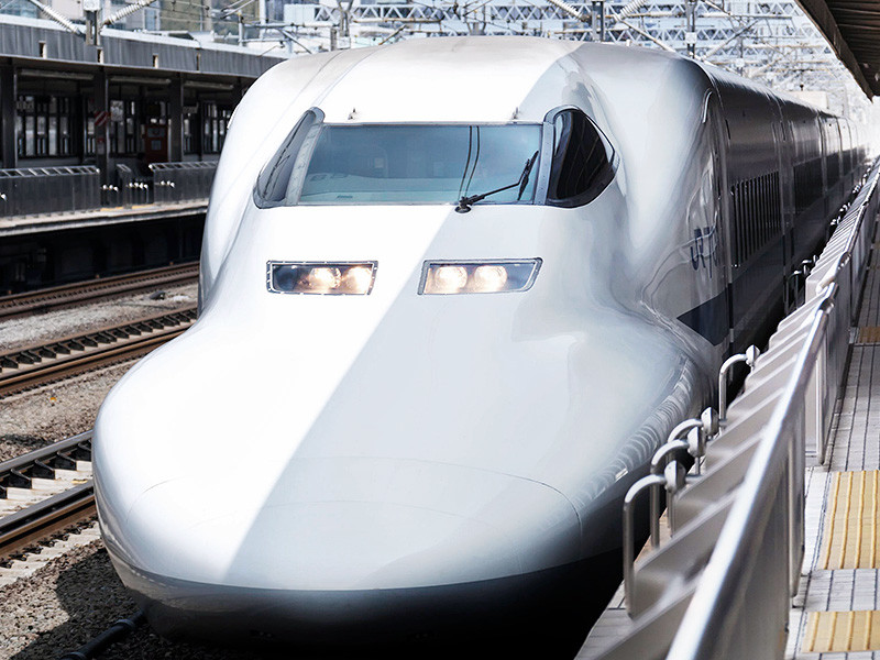 В Японии машиниста поезда-пули уволили за ноги на приборной панели