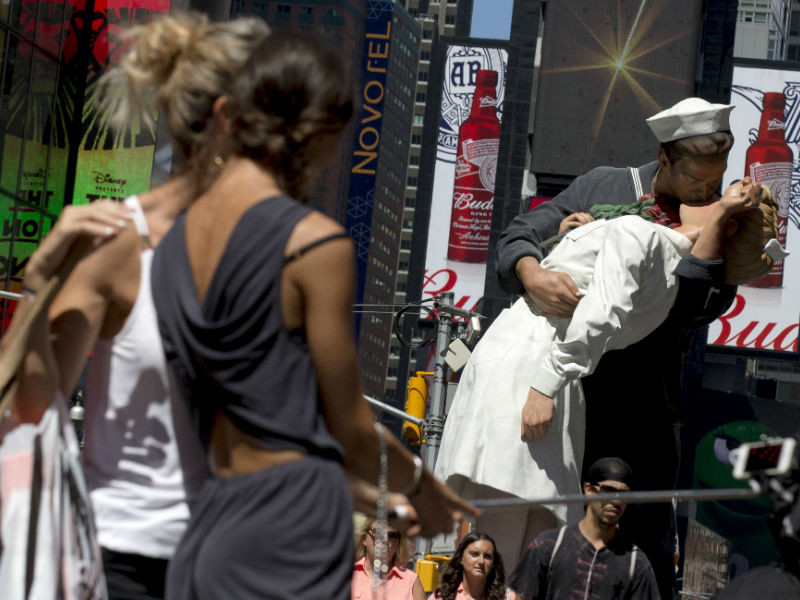 В США скончалась медсестра со знаменитой фотографии "Поцелуй на Таймс-сквер"