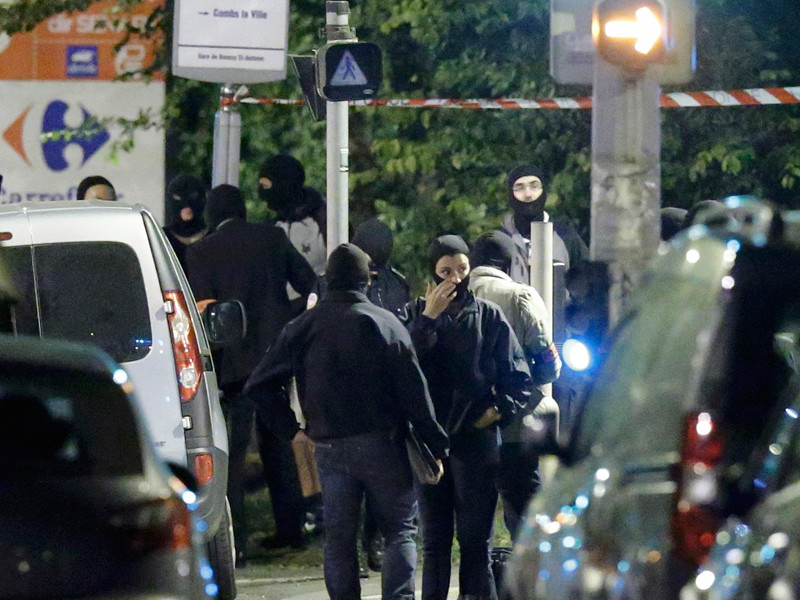 Три женщины, задержанные в Париже в рамках расследования инцидента с обнаружением автомобиля с газовыми баллонами у собора Парижской Богоматери, действовали под руководством боевиком из запрещенной в РФ террористической организации "Исламское государство" (ИГ, ДАИШ)