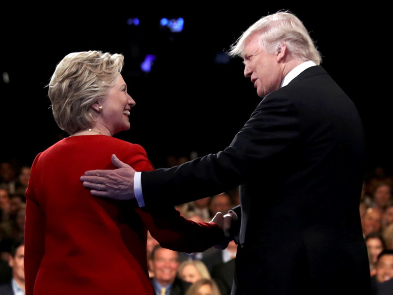 Хиллари Клинтон и Дональд Трамп во время первого раунда дебатов