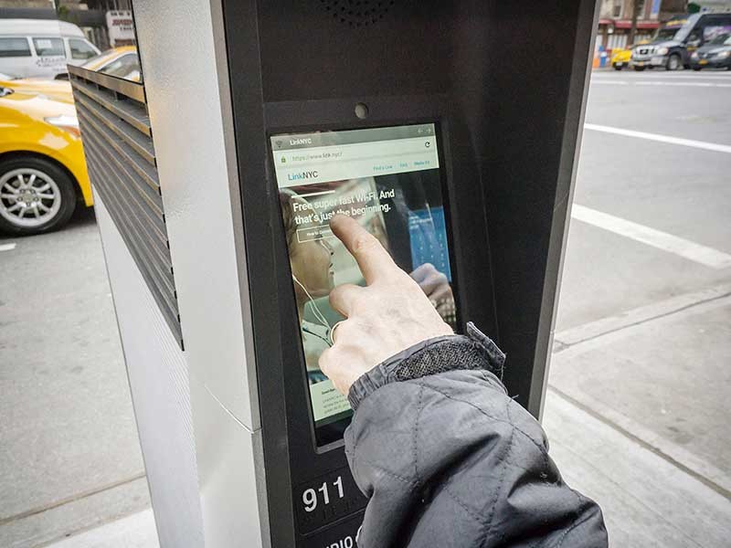 В Нью-Йорке на станциях с бесплатным Wi-Fi для зарядки телефонов и других электронных гаджетов сделали недоступным просмотр веб-страниц на специально оборудованных для этого экранах