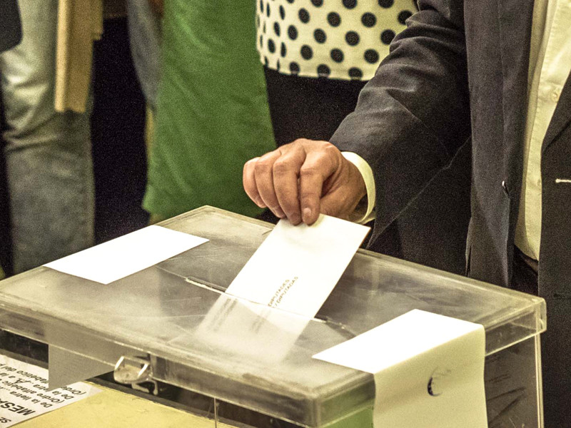 В Испании избиратель опустил 200 евро в урну для голосования