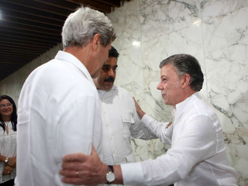 Президент Колумбии Хуан Мануэль Сантос, госсекретарь США Джон Керри и президент Венесуэлы Николас Мадуро
