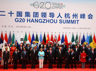 По протоколу китайский лидер встречает глав государств в Международном выставочном центре Ханчжоу, обменивается с ними рукопожатием и фотографируется