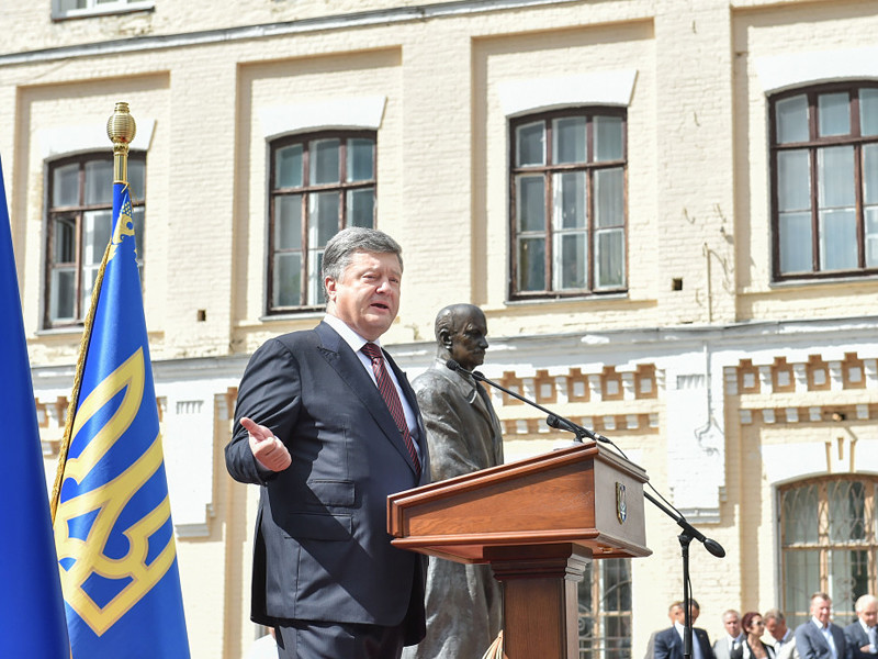Президент Украины Петр Порошенко заявил, что установленный в Донбассе с 1 сентября режим прекращения огня соблюдается