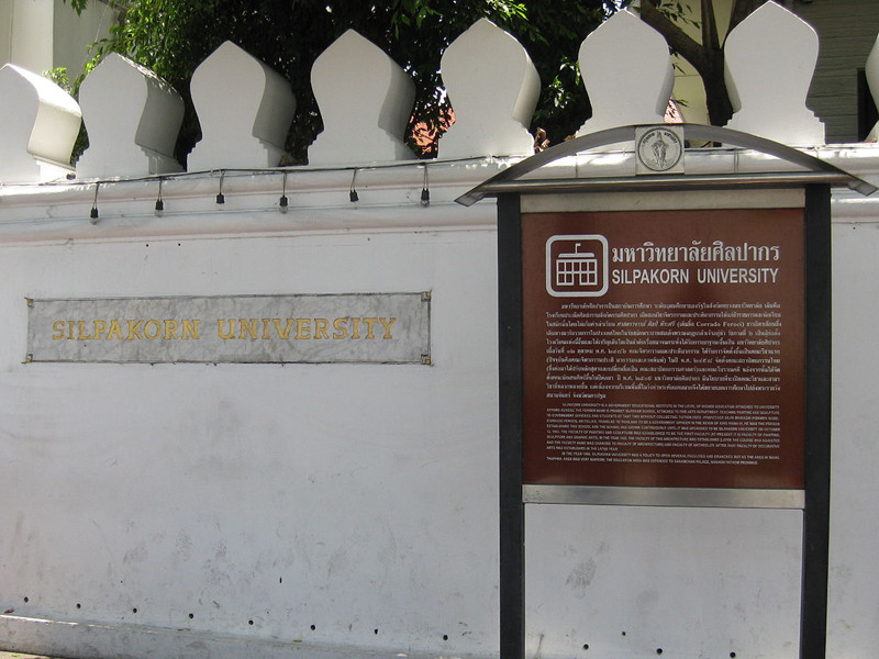 Университет Силпакорн в Бангкоке отреагировал на волну возмущения, вызванную фотографиями некоторых студентов, которые оделись в костюмы Гитлера и нацистов во время церемонии "посвящения" новых учеников