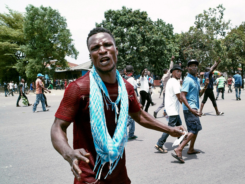 В ходе протестов в столице Конго Киншасе, где в понедельник, 19 сентября, тысячи протестующих выступили против президента Жозефа Кабилы, обвиняя его в намерении перенести президентские выборы, по официальным данным, погибли 17 человек