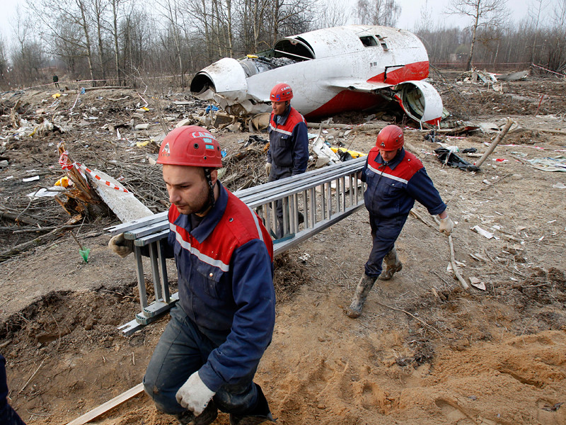 В Польше специальная комиссия, занимающаяся расследованием причин авиакатастрофы под Смоленском в 2010 году, в которой погиб президент Лех Качиньский, нашла ряд нестыковок в материалах дела