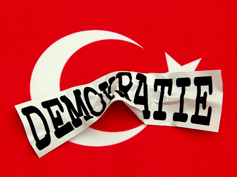 В Турции уволены 28 тысяч учителей по подозрению в связях с террористами