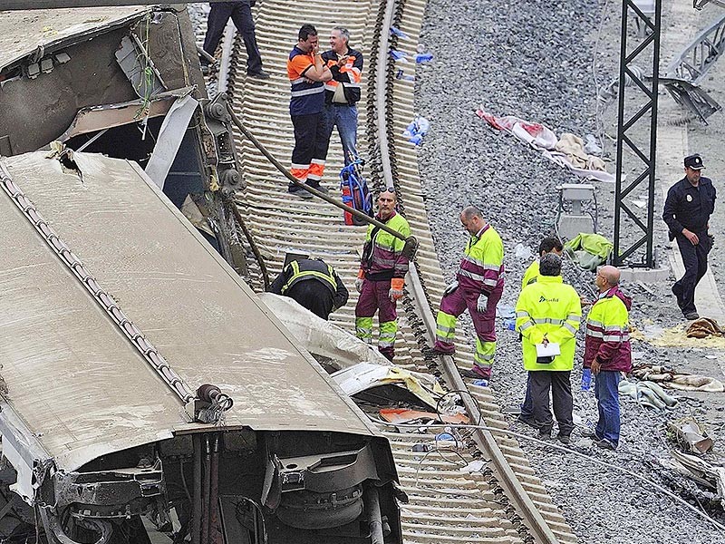 Пассажирский поезд сошел с рельсов в Галисии, на севере Испании. По данным испанской телерадиокомпании RTVE, погибли три человека. Reuters сообщает о по меньшей мере двух погибших в аварии