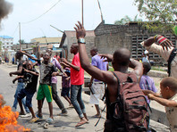 На акции против президента Конго тысячи демонстрантов сожгли тело убитого полицейского