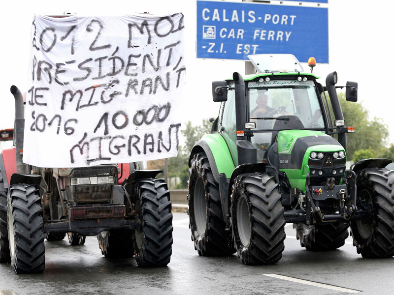 На севере Франции фермеры, торговцы и дальнобойщики из Кале на окраине города Дюнкерк заблокировали движение на магистрали А16 Париж - Остенд, проходящей через порт