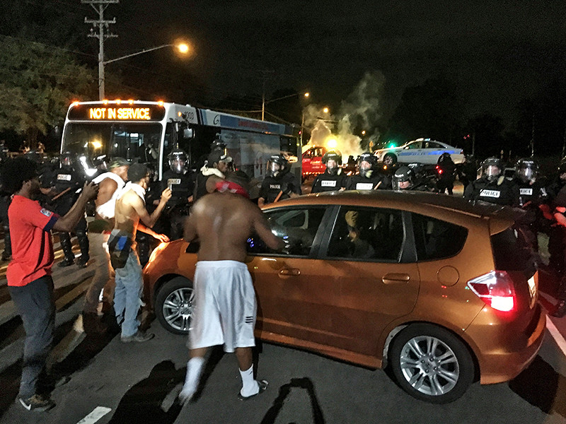 По меньшей мере 12 полицейских пострадали во время протестов, разразившихся в американском городе Шарлотт (штат Северная Каролина) после убийства чернокожего мужчины сотрудником полиции