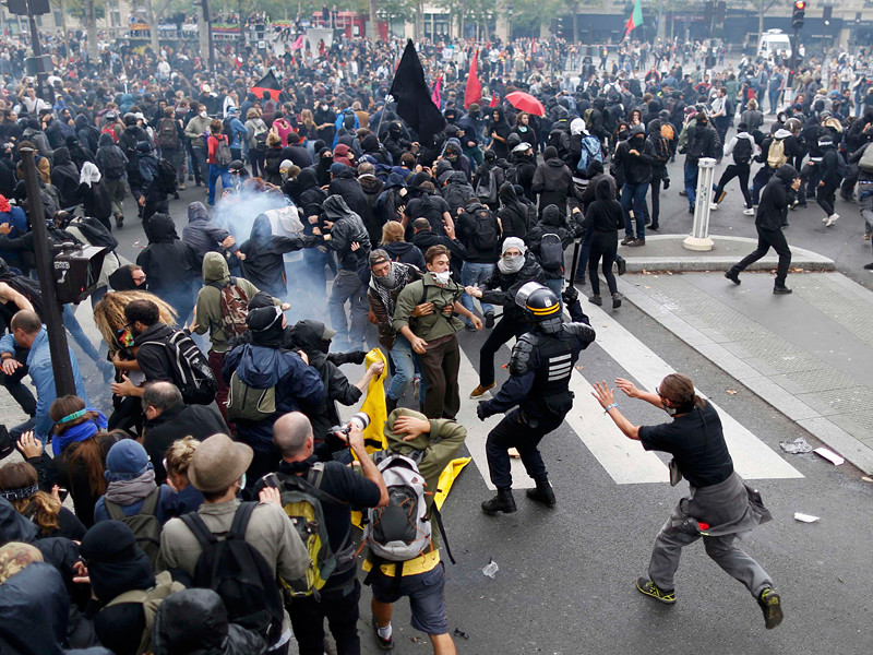 В Париже в ходе демонстраций против реформы трудового законодательства произошли столкновения активистов и полицейских