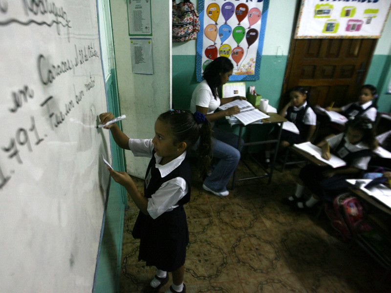 Венесуэльские дети падают в обморок в школе из-за голода