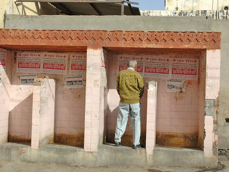Власти Индии начали общественную кампанию против "уличных туалетов", высмеивающую "прогрессивных" индусов