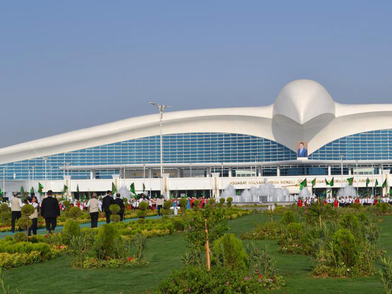 В столице Туркмении открыли новый международный аэропорт - с самым большим ковровым орнаментом в мире