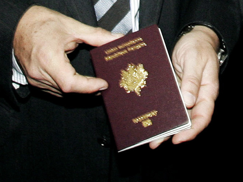 Француз будет судиться с властями страны из-за "запрета улыбаться" на фотографии в паспорте