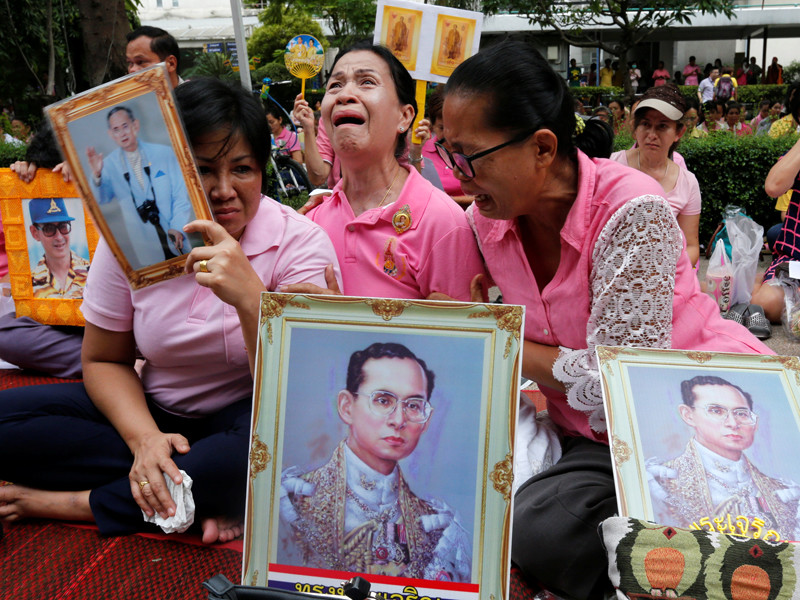 Тысячи жителей королевства собрались в среду у стен больницы Серират в Бангкоке, где находился монарх, чтобы выразить ему свою поддержку. Коллективные молитвы о здоровье короля проходили также и в других городах и селениях Таиланда