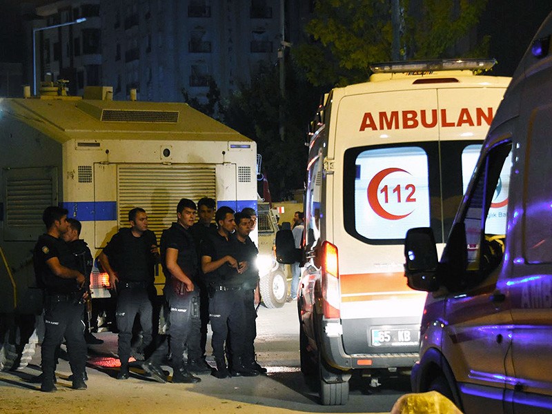 В столице Турции Анкаре при проведении полицейской операции подорвали себя два террориста-смертника. Еще одного их сообщника разыскивают. Полиция связывает смертников с запрещенной Рабочей партией Курдистана