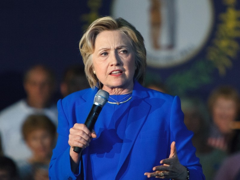 Клинтон возмутилась решением ФБР возобновить следствие по делу о переписке перед президентскими выборами
