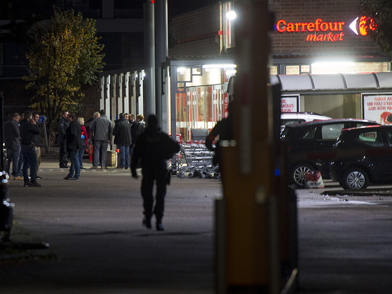 Сотрудники правоохранительных органов Бельгии задержали мужчину, захватившего заложников в супермаркете Carrefour в Брюсселе