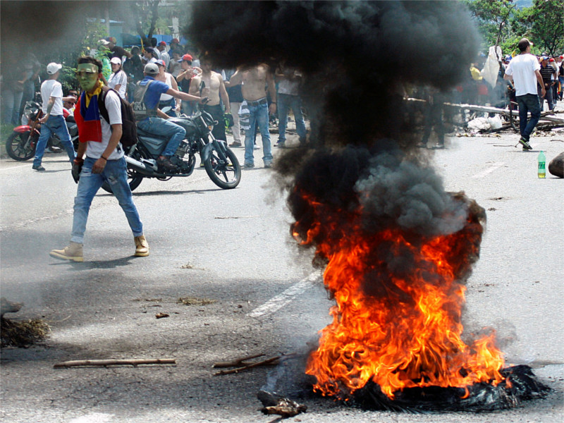 При подавлении беспорядков в Венесуэле погиб полицейский, более сотни протестующих пострадали
